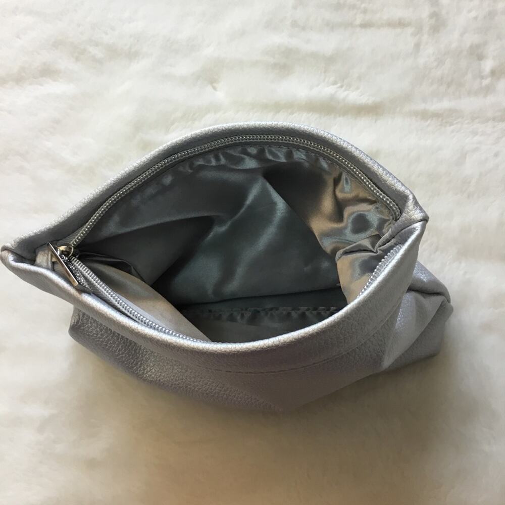 La Prarie Silver Makeup Bag - Picture 5 of 5